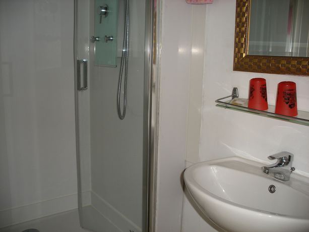 Imagen de la habitación del Hotel Modern. Foto 15