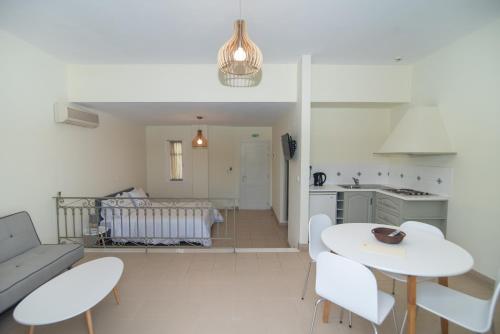 Imagen de la habitación del Hotel Omirikon. Foto 8