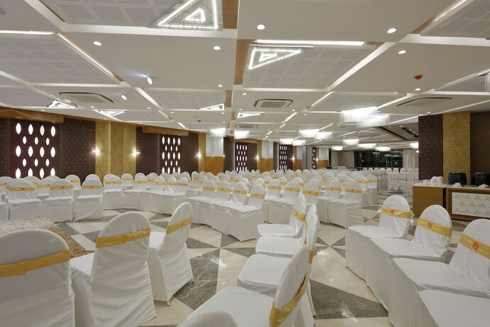 Imagen de los interiores del Hotel Pragati The Grand. Foto 16
