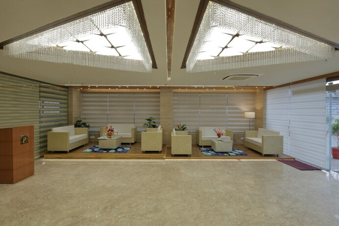 Imagen de los interiores del Hotel Pragati The Grand. Foto 18