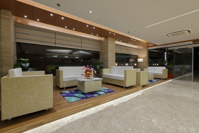 Imagen de los interiores del Hotel Pragati The Grand. Foto 20