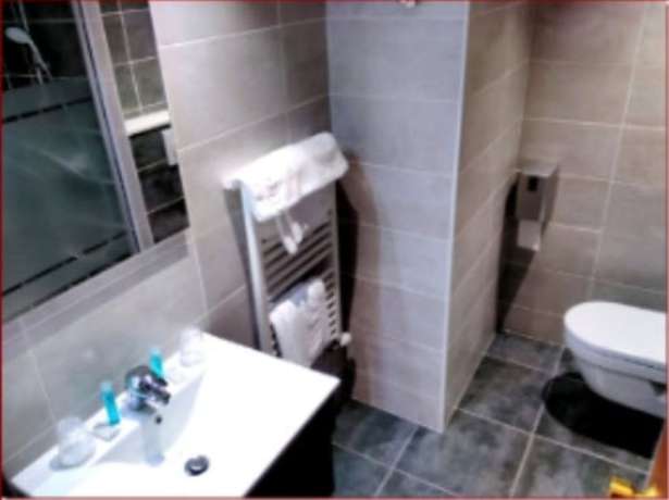 Imagen de la habitación del Hotel Pruni&egrave;res. Foto 16