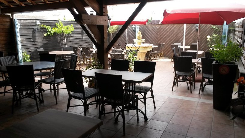 Imagen de los interiores del Hotel Restaurant La Cr&ecirc;perie du Ch&acirc;teau. Foto 16
