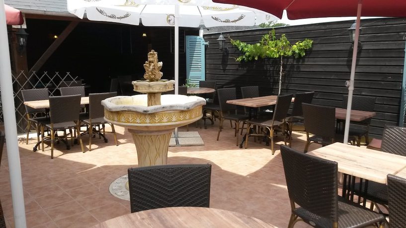 Imagen de los interiores del Hotel Restaurant La Cr&ecirc;perie du Ch&acirc;teau. Foto 17