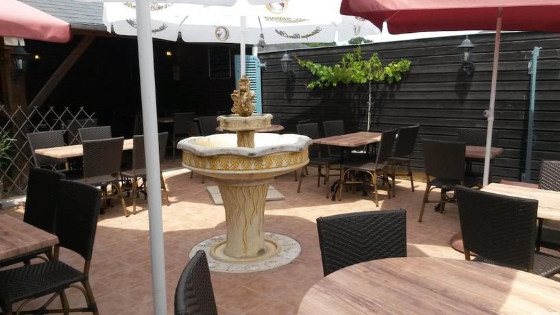 Imagen del bar/restaurante del Hotel Restaurant La Cr&ecirc;perie du Ch&acirc;teau. Foto 5