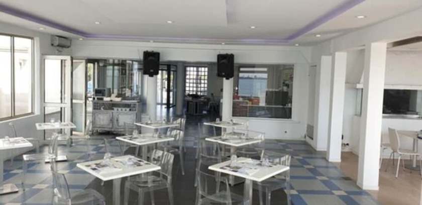 Imagen del bar/restaurante del Hotel Restaurant La Mediterranee. Foto 3