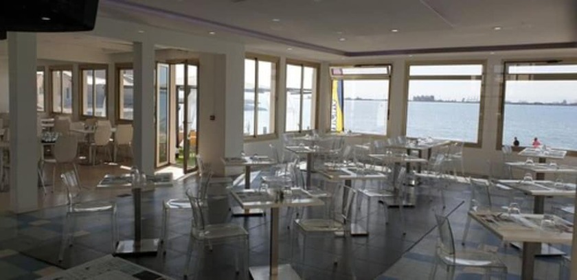 Imagen del bar/restaurante del Hotel Restaurant La Mediterranee. Foto 5