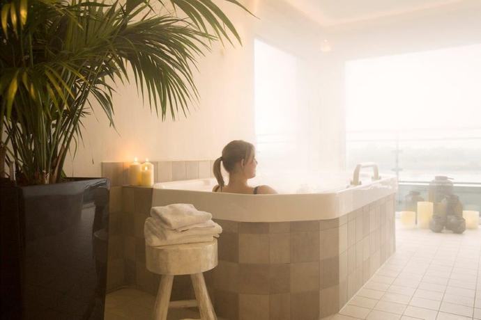 Imagen de la piscina del Hotel Rheinpark Rees. Foto 18