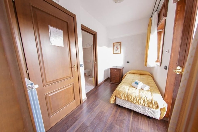 Imagen de la habitación del Hotel River. Foto 15