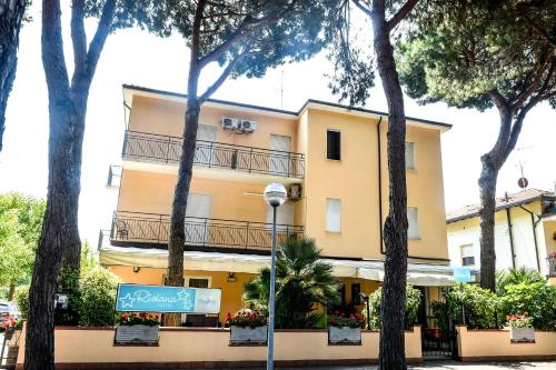 Imagen de los exteriores del Hotel Riziana. Foto 7