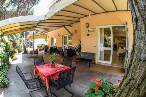 Imagen de los exteriores del Hotel Riziana. Foto 8