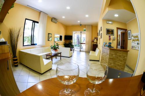 Imagen de los interiores del Hotel Riziana. Foto 10