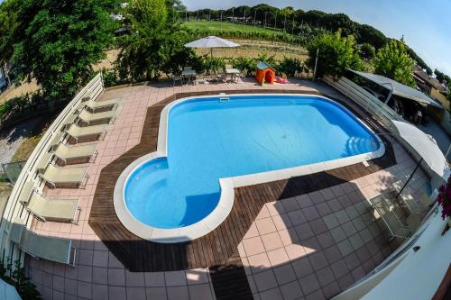 Imagen de la piscina del Hotel Riziana. Foto 12