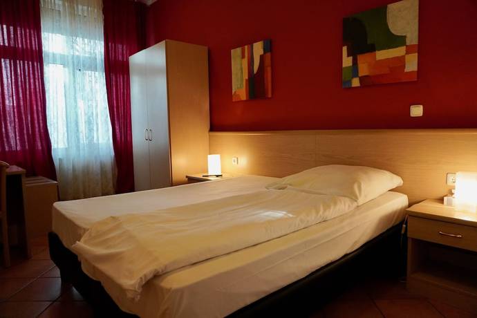 Imagen de la habitación del Hotel Romina. Foto 4