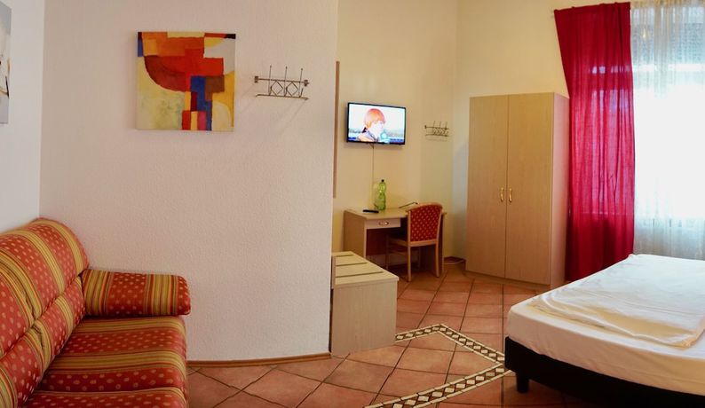 Imagen de la habitación del Hotel Romina. Foto 7