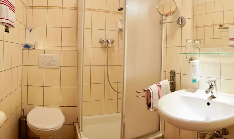 Imagen de la habitación del Hotel Romina. Foto 8