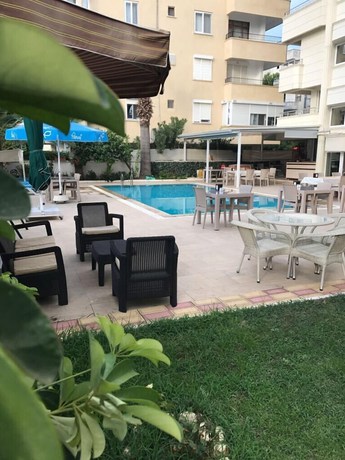 Imagen de la piscina del Hotel Rumana. Foto 16