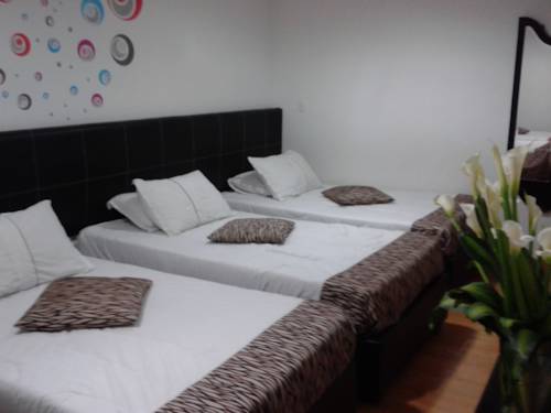 Imagen de la habitación del Hotel Santiago Plaza. Foto 1