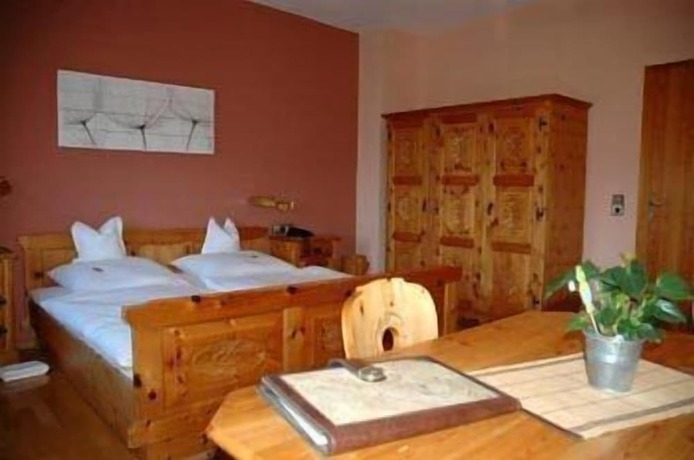 Imagen de la habitación del Hotel Sarbacher. Foto 9