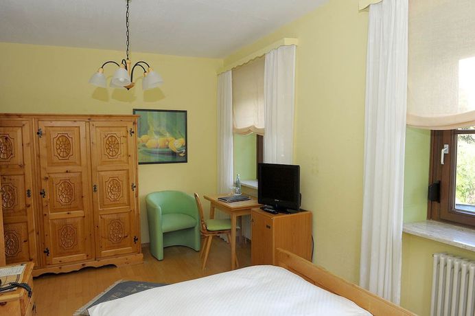 Imagen de la habitación del Hotel Sarbacher. Foto 11