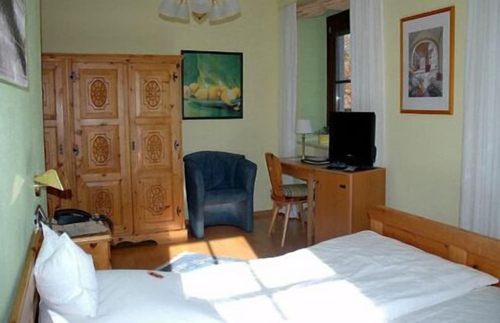 Imagen de la habitación del Hotel Sarbacher. Foto 17