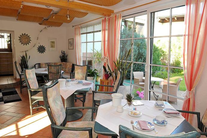 Imagen de los interiores del Hotel Sarbacher. Foto 20