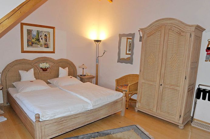 Imagen de la habitación del Hotel Sarbacher. Foto 19