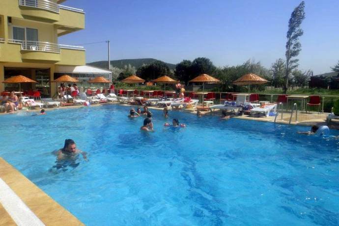 Imagen de la piscina del Hotel Sare. Foto 17