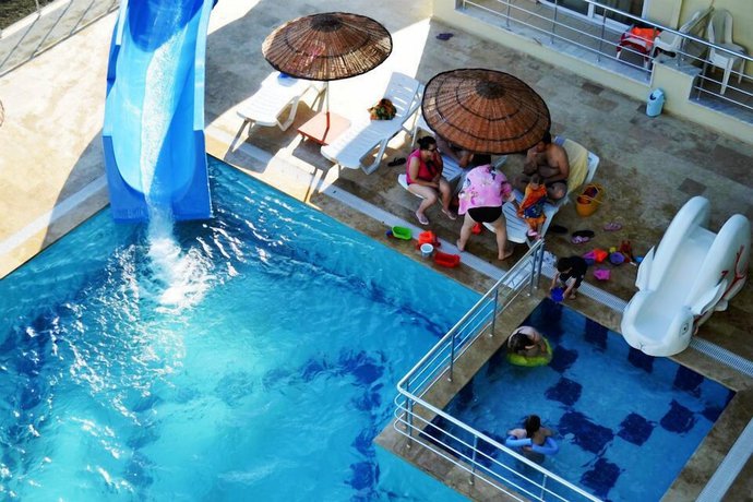 Imagen de la piscina del Hotel Sare. Foto 18