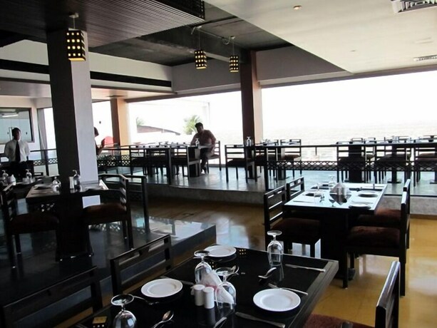 Imagen del bar/restaurante del Hotel Sea Rock Villa. Foto 3