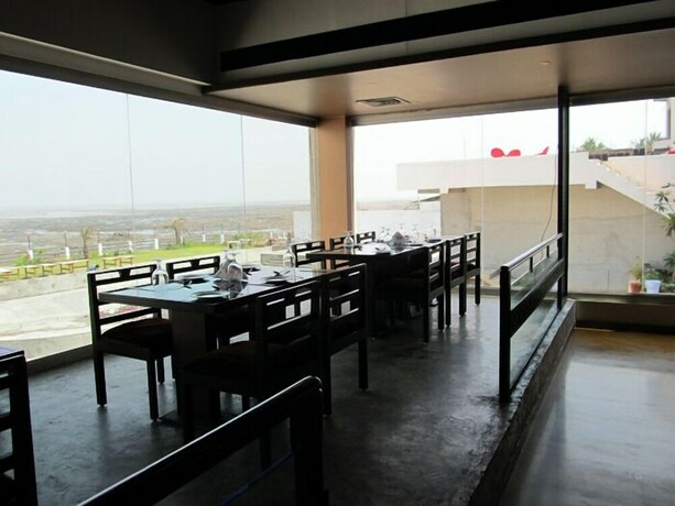 Imagen del bar/restaurante del Hotel Sea Rock Villa. Foto 6