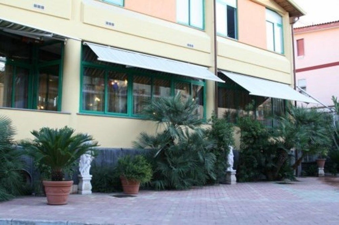 Imagen de los exteriores del Hotel Stefano A Melito. Foto 13