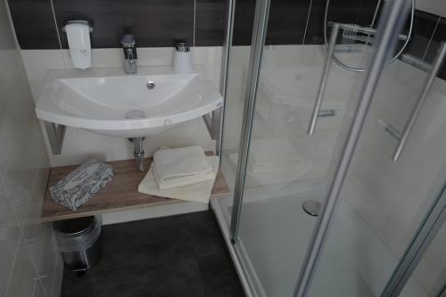 Imagen de la habitación del Hotel Stern, Gersthofen. Foto 7