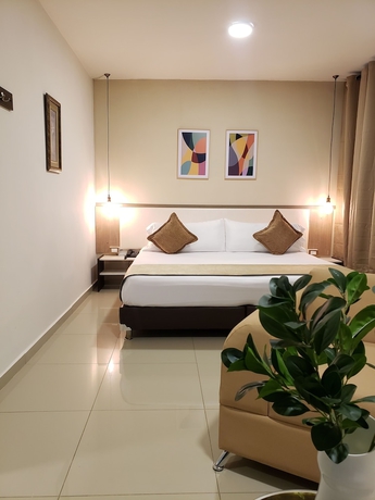 Imagen de la habitación del Hotel Suite Center. Foto 7
