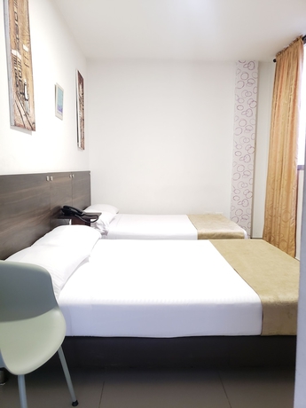 Imagen de la habitación del Hotel Suite Center. Foto 15