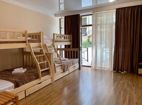 Imagen de la habitación del Hotel Surami. Foto 11