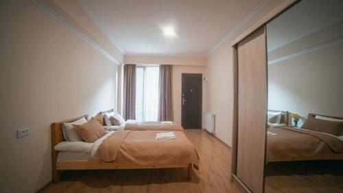 Imagen de la habitación del Hotel Surami. Foto 14