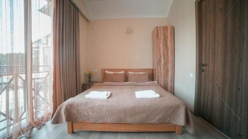 Imagen de la habitación del Hotel Surami. Foto 17