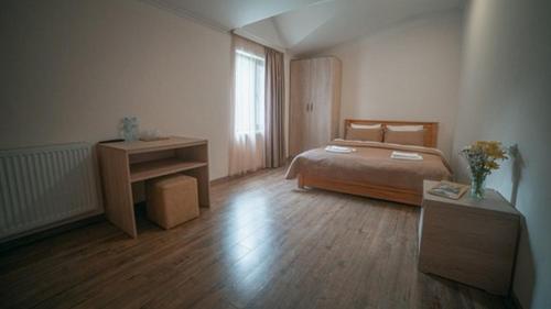 Imagen de la habitación del Hotel Surami. Foto 20