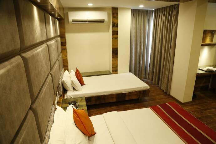 Imagen de la habitación del Hotel Surya. Foto 8