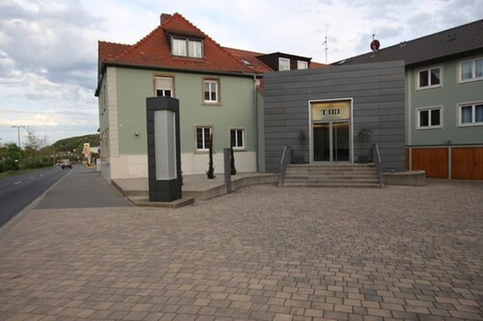 Imagen de los exteriores del Hotel Tari. Foto 12