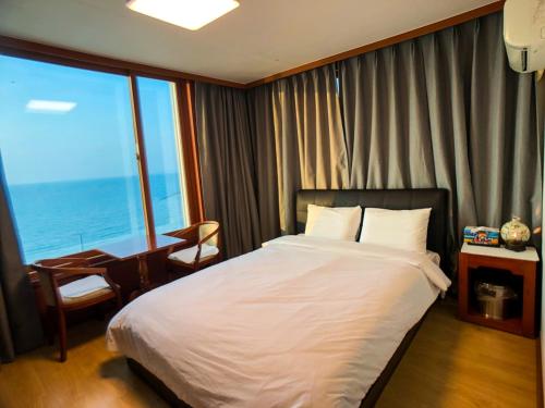 Imagen de la habitación del Hotel Terramar. Foto 14