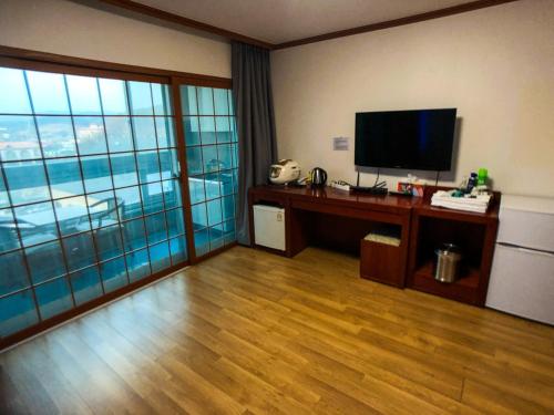 Imagen de la habitación del Hotel Terramar. Foto 17