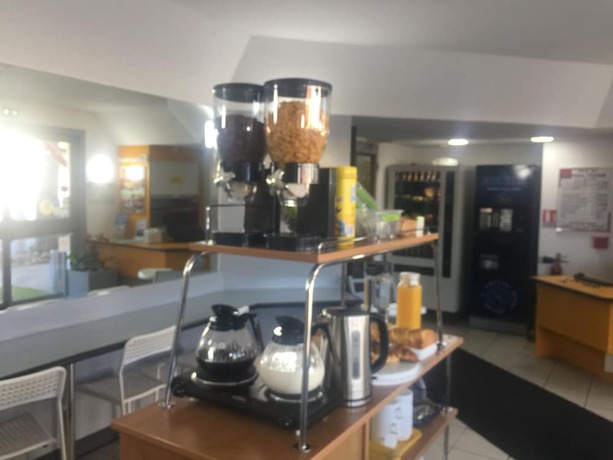 Imagen del bar/restaurante del Hotel Thania. Foto 3