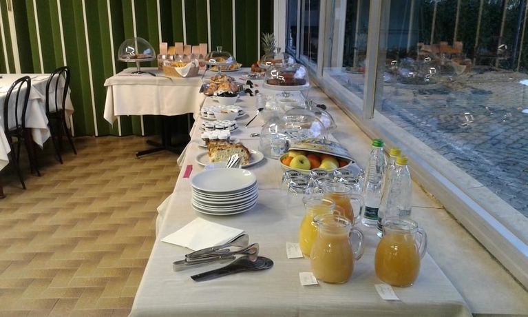 Imagen del bar/restaurante del Hotel Topazio. Foto 6