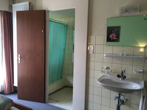 Imagen de la habitación del Hotel Tourist. Foto 3