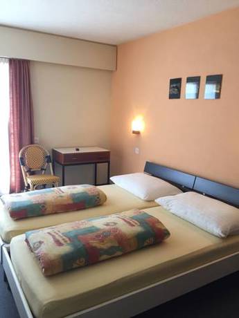 Imagen de la habitación del Hotel Tourist. Foto 4