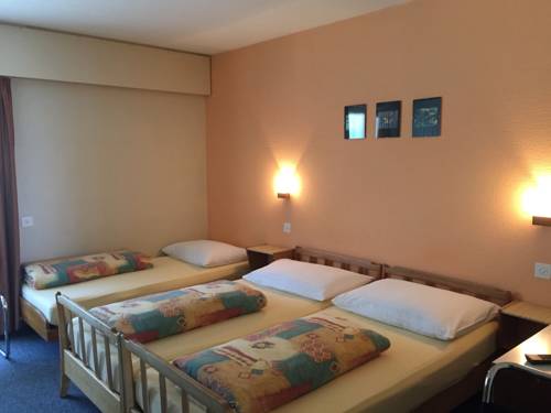 Imagen de la habitación del Hotel Tourist. Foto 8