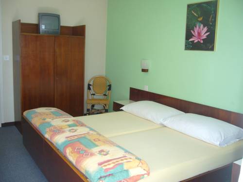 Imagen de la habitación del Hotel Tourist. Foto 10