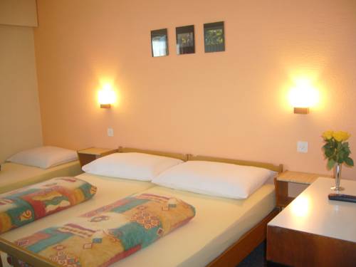 Imagen de la habitación del Hotel Tourist. Foto 11